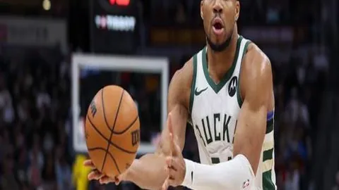 10月足球英雄：姆伯莫独揽三球并送关键助攻，荣登PFA球迷月度最受欢迎大奖！